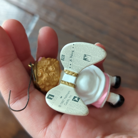 Vintage 1997 Hallmark Sue Tague "Granddaughter" Angel Ornament in Original Box - Picture 8 of 12